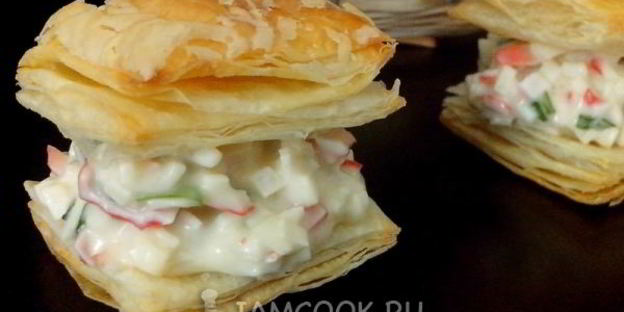 закусочные слойки с крабовым мясом, сливочным сыром и зеленью