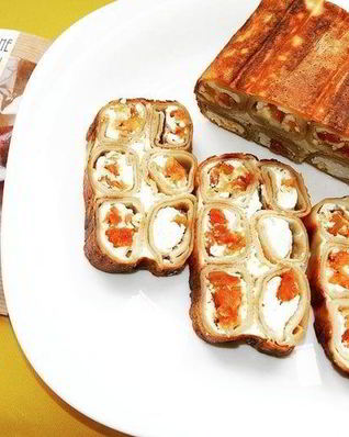 Блинная запеканка с творогом и сушеными сливами