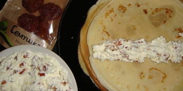 блинная запеканка с творогом и сушеными сливами