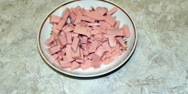 картофельная запеканка с колбасой