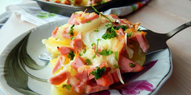 картофельная запеканка с колбасой