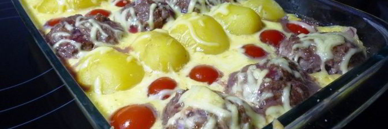 Картофельная запеканка с тефтелями и томатами черри