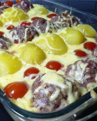 Картофельная запеканка с тефтелями и томатами черри