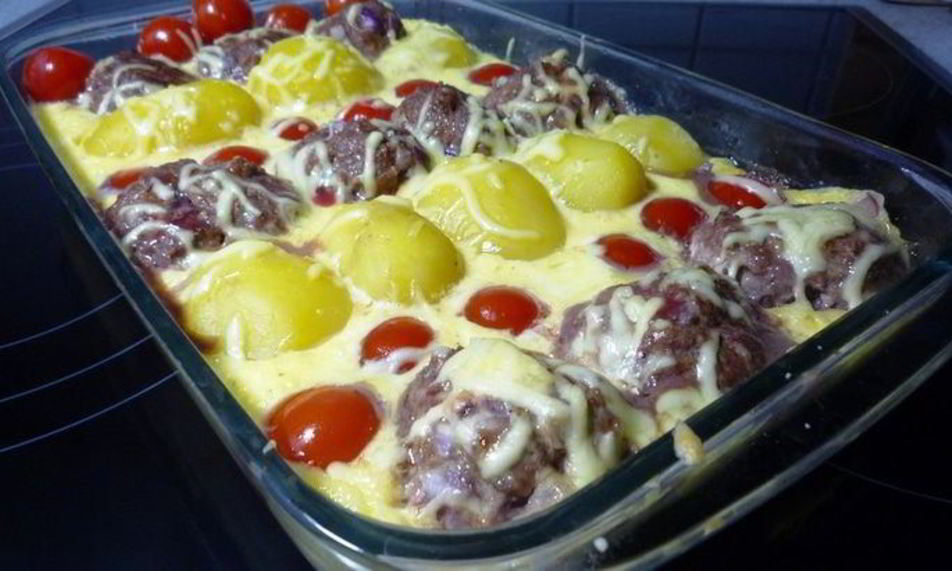 Рецепт картофельной запеканки с тефтелями и томатами черри