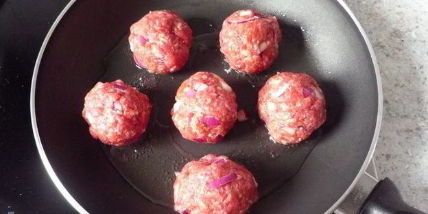 картофельная запеканка с тефтелями и томатами черри