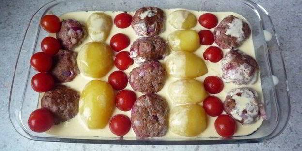 картофельная запеканка с тефтелями и томатами черри