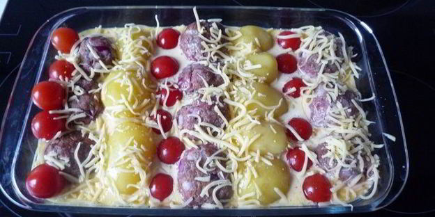 картофельная запеканка с тефтелями и томатами черри