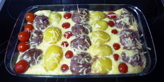 картофельная запеканка с тефтелями и томатами черри