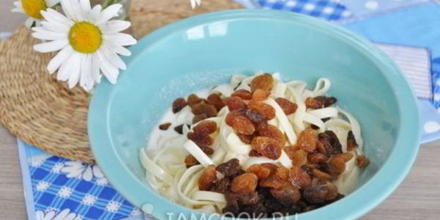 лапшевник детский с яблоком и изюмом