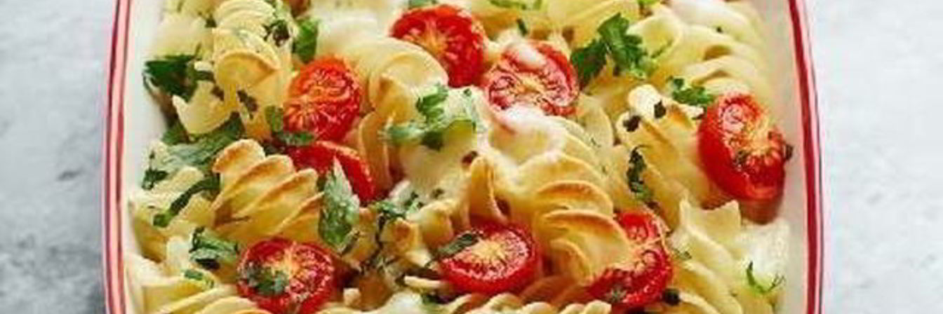 Макаронная запеканка помидоры-моцарелла со шпинатом