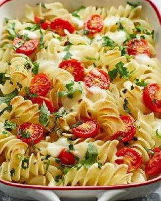 Макаронная запеканка помидоры-моцарелла со шпинатом