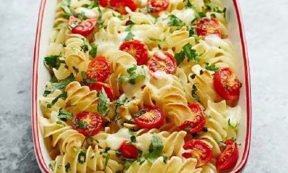 Рецепт макаронной запеканки помидоры-моцарелла со шпинатом