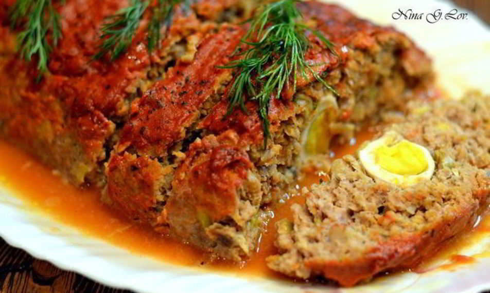 Рецепт мясной запеканки с грибами и перепелиными яйцами под сливочно-томатным соусом