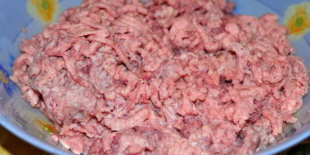 мясная запеканка с грибами и перепелиными яйцами под сливочно-томатным соусом