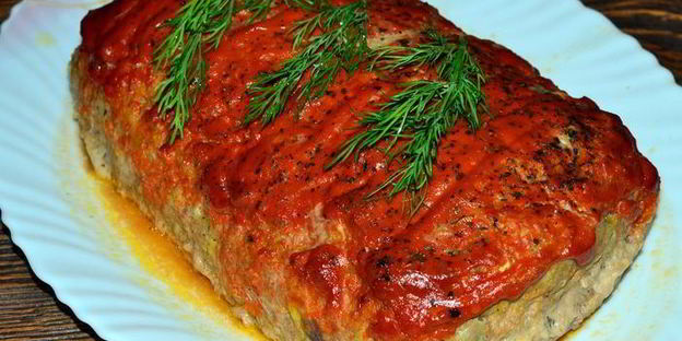 мясная запеканка с грибами и перепелиными яйцами под сливочно-томатным соусом