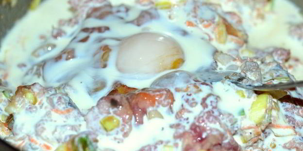 мясная запеканка с грибами и перепелиными яйцами под сливочно-томатным соусом