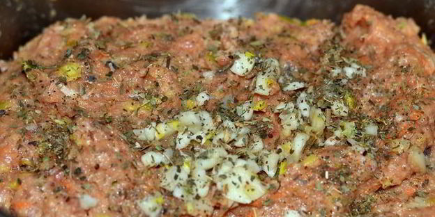 мясная запеканка с грибами и перепелиными яйцами под сливочно-томатным соусом