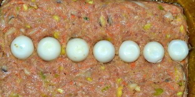 мясная запеканка с грибами и перепелиными яйцами под сливочно-томатным соусом