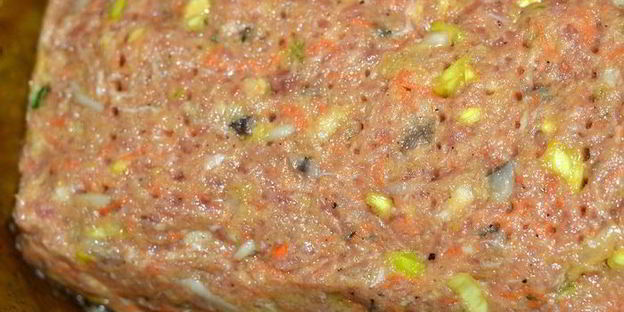 мясная запеканка с грибами и перепелиными яйцами под сливочно-томатным соусом