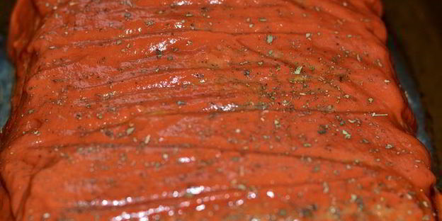 мясная запеканка с грибами и перепелиными яйцами под сливочно-томатным соусом