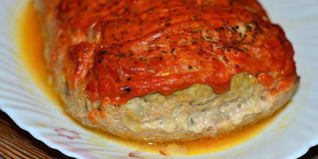 мясная запеканка с грибами и перепелиными яйцами под сливочно-томатным соусом