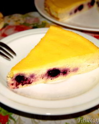 Творожная запеканка с ягодами и сметанной заливкой