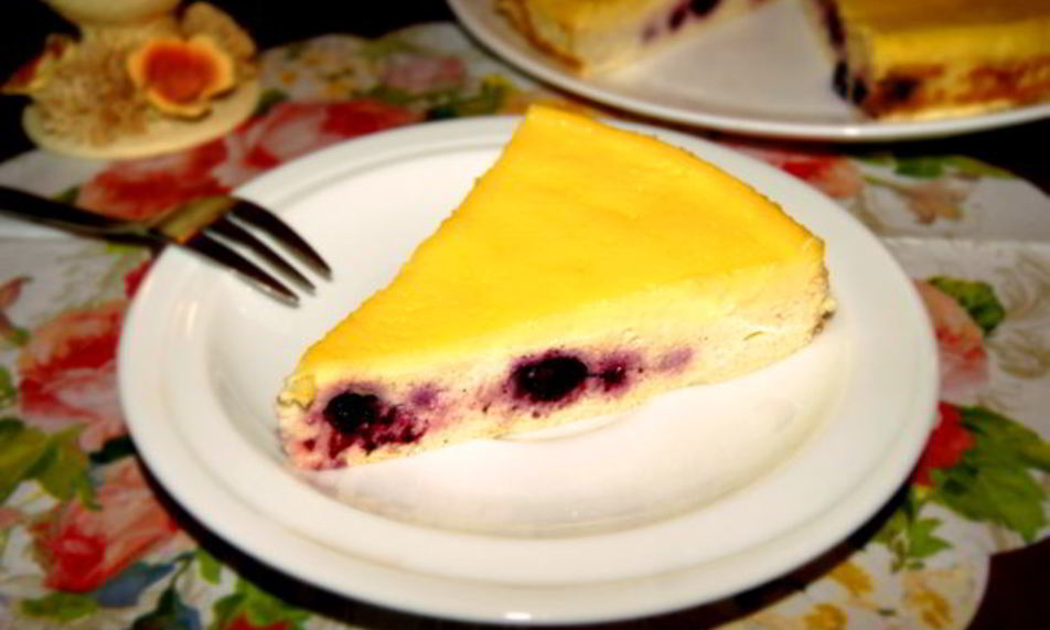 Рецепт творожной запеканки с ягодами и сметанной заливкой