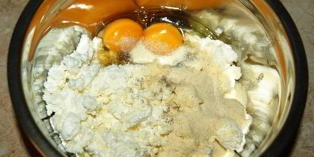 творожная запеканка с ягодами и сметанной заливкой