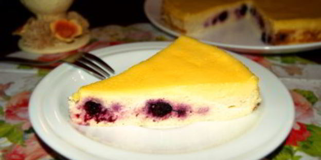 творожная запеканка с ягодами и сметанной заливкой