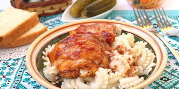 куриные бедрышки запеченные с аджикой