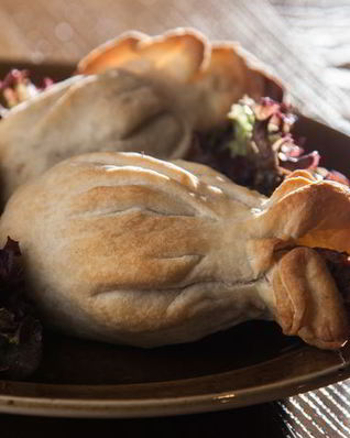 Куриные голени с аджикой в слоеном тесте