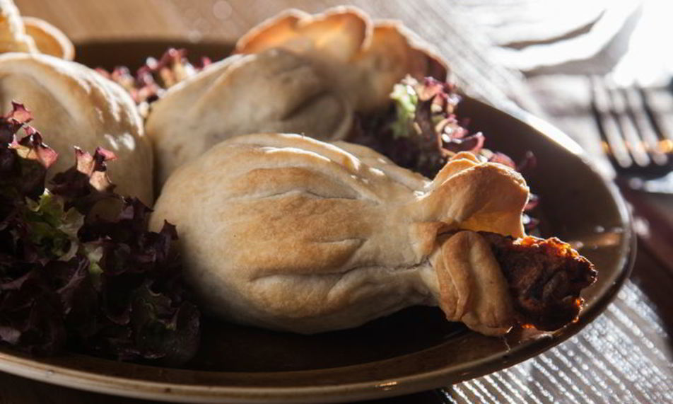 Рецепт куриных голеней с аджикой в слоеном тесте