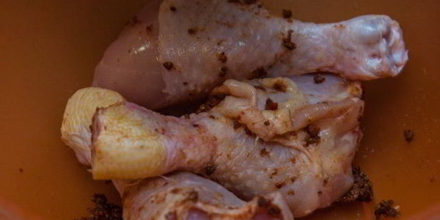 куриные голени с аджикой в слоеном тесте