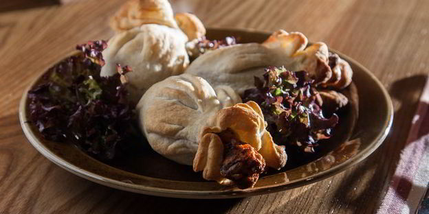 куриные голени с аджикой в слоеном тесте