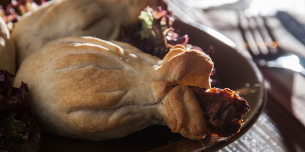 куриные голени с аджикой в слоеном тесте