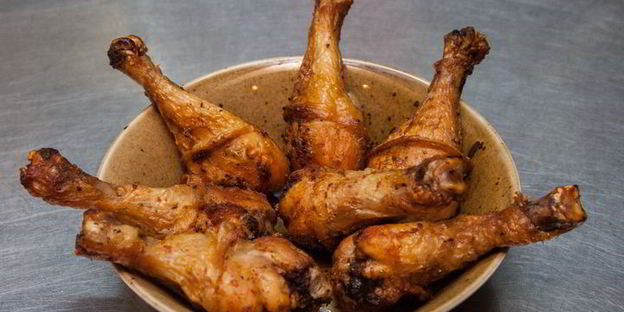 куриные голени с аджикой в слоеном тесте