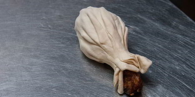 куриные голени с аджикой в слоеном тесте