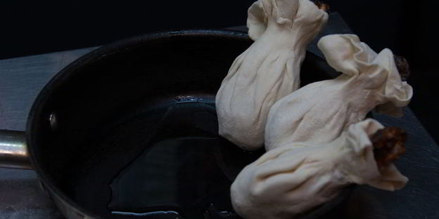 куриные голени с аджикой в слоеном тесте