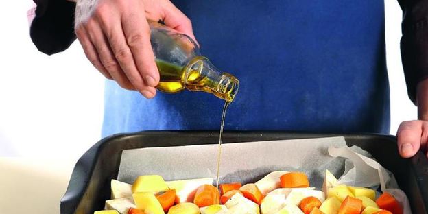 курица, запеченная с домашней аджикой и корнеплодами