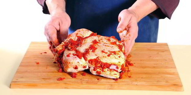 курица, запеченная с домашней аджикой и корнеплодами