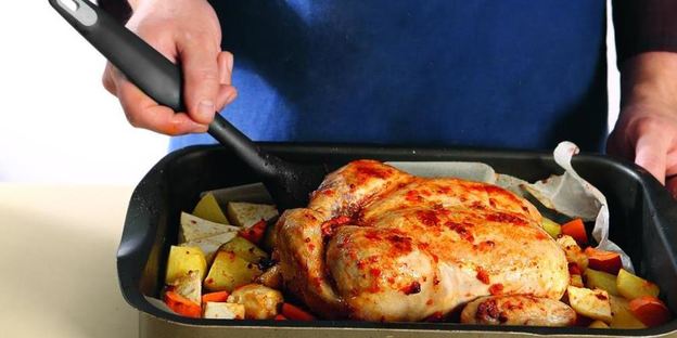 курица, запеченная с домашней аджикой и корнеплодами