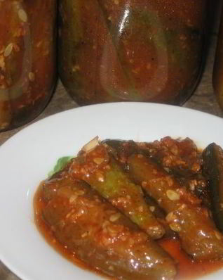 Огурцы, консервированные в аджике