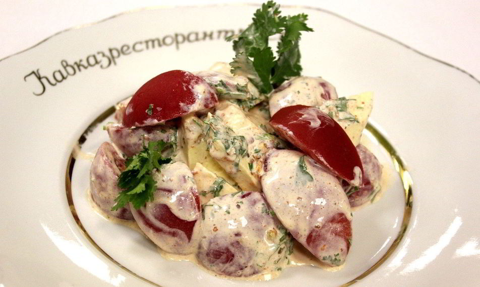 Рецепт салата из помидоров с аджикой