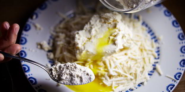 соленые сырники с аджикой