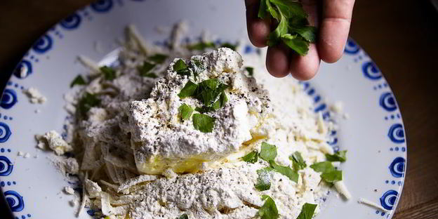 соленые сырники с аджикой