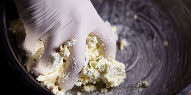 соленые сырники с аджикой