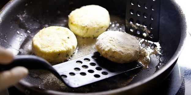 соленые сырники с аджикой