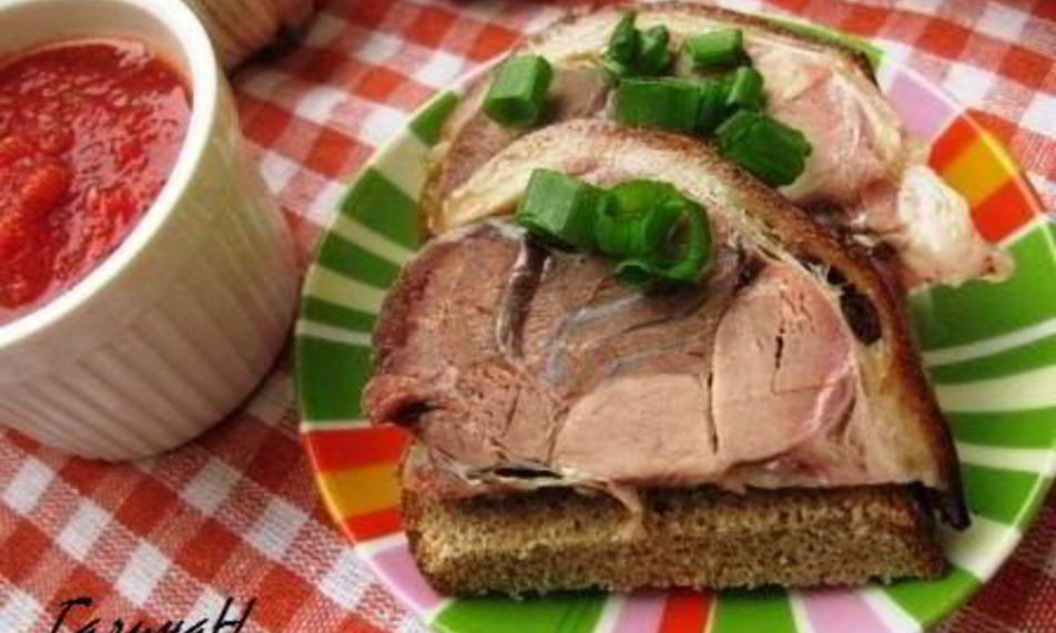 Рецепт свиной рульки с домашней аджикой