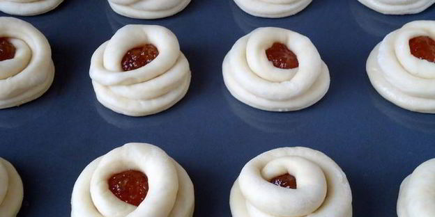 булочки с апельсиновым джемом