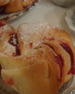 Постные булочки с клюквенным джемом